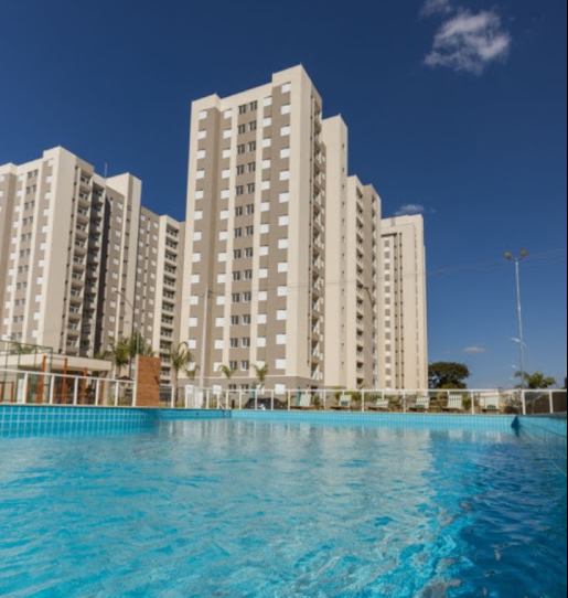 Piscina e torres de apartamentos, área de lazer do condomínio