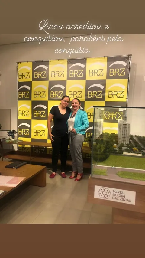Karina Aguiar com uma cliente na entrega das chaves, no estande da BRZ Empreendimentos
