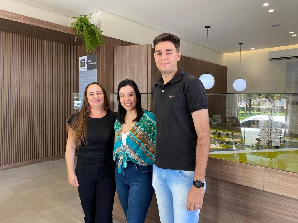 Karina Aguiar com clientes no estande de vendas da BRZ Empreendimentos