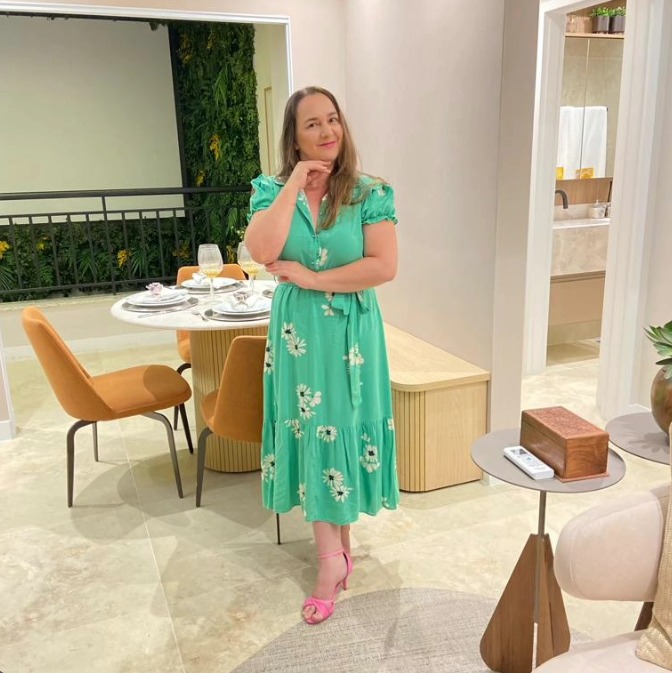 Karina Aguiar, corretora de imóveis, em um apartamento decorado
