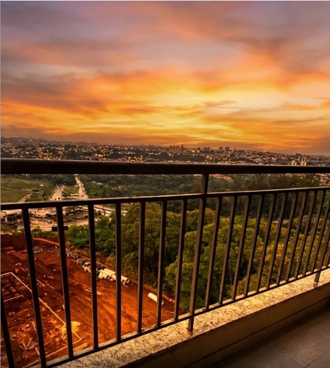 Vista da varanda de um apartamento ao pôr do sol